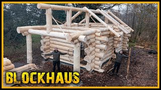 Das Blockhaus  Wir bauen das Dach Part 4  Blockhütte Naturstammhaus log cabin [upl. by Akihdar711]