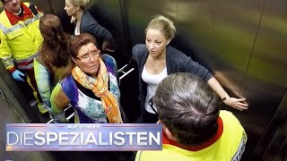 Panikattacke im feststeckenden Aufzug Kommt die Rettung rechtzeitig  Die Spezialisten  SAT1 TV [upl. by Islek]