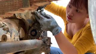 Girl impresses by fixing truck axle and breaks stereotypes about female inferiority [upl. by Skutchan]