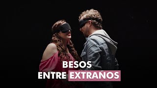 Beso entre extraños con ojos tapados [upl. by Assetak]