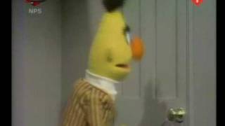 Bert amp Ernie  Bert wil naar binnen [upl. by Kaycee762]