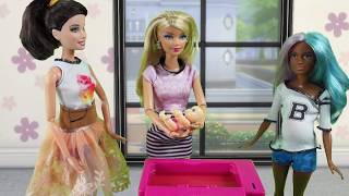 Rodzinka Barbie Zajęcia z opieki nad dzieckiem  Bajka dla dzieci po polsku the Sims 4 odc41 [upl. by Yssis]