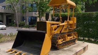 International Harvester Crawler Tractor With Drott Skid Shovel  1959 [upl. by Hui]