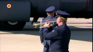 Indrukwekkende ceremonie op vliegbasis Eindhoven bij aankomst eerste vluchten slachtoffers MH17 [upl. by Anastatius]