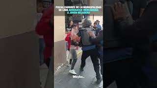 Fiscalizadores de la Municipalidad de Lima arrebatan mercadería a joven heladero [upl. by Nosemaj]