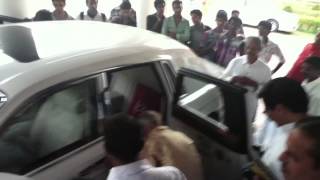 His Highness Uthradam Thirunal Marthanda Varma entering his Rolls Royce Phantom which was gifted [upl. by Assisi]