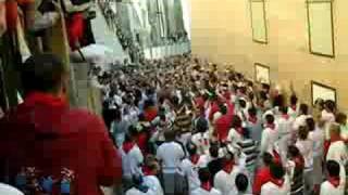 Running of the Bulls Prayer to statue of Saint Fermin Pamplona 2008 San Fermin Festival [upl. by Neelrak252]