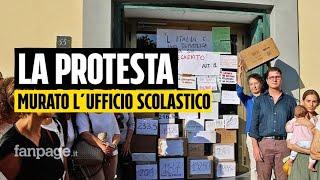 Insegnanti protestano quotmurandoquot lufficio scolastico a Napoli quotBasta nuovi concorsi siamo precariquot [upl. by Niobe]