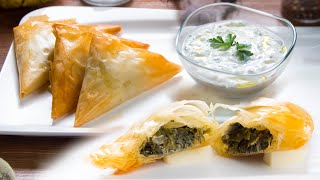 Spanakopita z sosem tzatziki  trójkąty filo ze szpinakiem i serem feta [upl. by Ydnac]