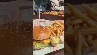 Best Burger Spot at Salé Marina Morocco🍔 برجر وإطلالة مذهلة في مارينا سلا المغربية🍔🇲🇦 [upl. by Nilekcaj]