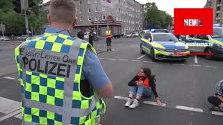 Klimaaktivisten kleben sich auf Straße in Kassel fest 23052022 [upl. by Haidabej]