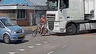 Fietser ontsnapt aan horrordood [upl. by Belcher]