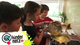 Jonathan kocht Sauergurkensuppe  Schmecksplosion  SWR Kindernetz [upl. by Hainahpez315]