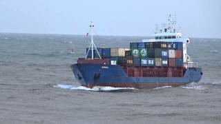 Streamline Shipping Daroja entering Aberdeen Harbour in rough sea [upl. by Vachel7]