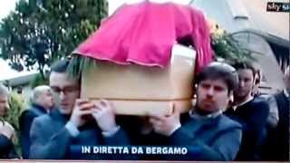 Funerale Morosini lUscita dalla Chiesa Ciao Moro Delirio di Applausi 19042012 [upl. by Bilicki35]