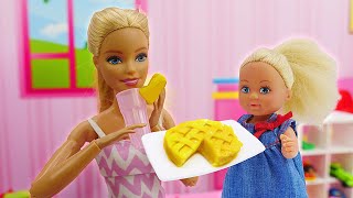 Evi cozinha um bolo de maçã do livro de receitas da Barbie Novelinha de Barbie para meninas [upl. by Llevart990]