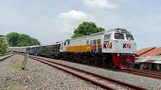 Kereta bawa Kawis  Railroad Crossing  Railway Crossing  Hunting Kereta Api Indonesia [upl. by Qirat]