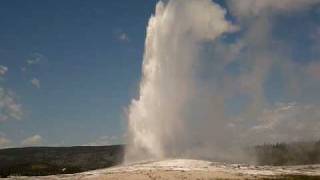 Erupción del Old Faithful Géiser en el Parque de Yellowstone [upl. by Siraval]