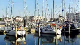 Segeln auf der Ostsee Einfahrt in den Yachthafen Hohe Düne in Warnemünde Rostock an der Ostsee [upl. by Oirom]