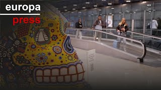 El aeropuerto de Madrid celebra el Día de Todos los Santos con la exposición Mexicráneos Europa [upl. by Suoicul]