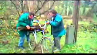 Dos borrachos intentando poner un tronco en una bicicleta [upl. by Finnigan]