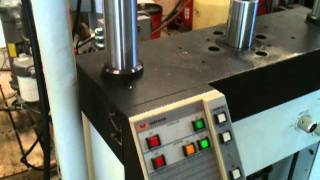 Instron 8501 Servohydraulic Dynamic Testing machine [upl. by Sivi]