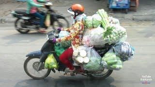 Hanoi Lastenträger Mopeds schwere Lasten Verrückt unglaublich lustig Mopeds in Vietnam Reiseblog [upl. by Zahara]