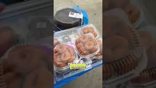 Hombre se enfrenta a una revendedora de pasteles en Costco postres funnyvideos costco vendedora [upl. by Jacy]