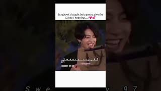 Hamare koki ki smile ☺️😁 taekook cute 🥰 moments jab V Gift 🎁 koki de bts forever taekook 💜💚 [upl. by Beaudoin]