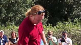 Miguel Ángel Jiménez spielt Golf im Englischen Garten München [upl. by Nangem]