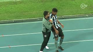 Zagueiro do Botafogo sofre choque na cabeça e deixa o estádio de ambulância [upl. by Ehling206]