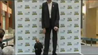 The tallest man on earth meets the shortest in Turkey [upl. by Vladamar623]