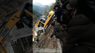 Process Of Operating An Excavator To Go Down A Steep Slope [upl. by Roberta]