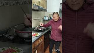 COCINANDO Y BAILANDO shortsviral baile [upl. by Wiatt]