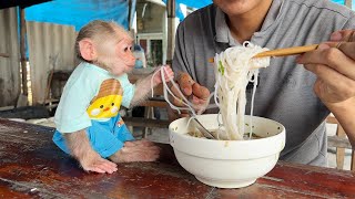 Jic Jic and his father were at the countryside market eating noodles [upl. by Koller982]