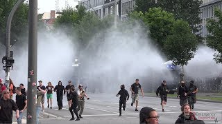 G20GIPFEL IN HAMBURG  Demonstranten greifen gepanzerte Fahrzeuge an  Wasserwerfer eingesetzt [upl. by Ytrebil]