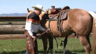 How to Western Saddle a Horse  The Right Way For The Horse [upl. by Lanor910]