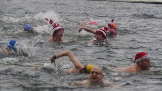 Swimmers brave annual Christmas Day race in Londons Serpentine [upl. by Court]