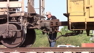 Así es el Trabajo de Un Garrotero Acople de Vagones de Tren [upl. by Zaneta541]