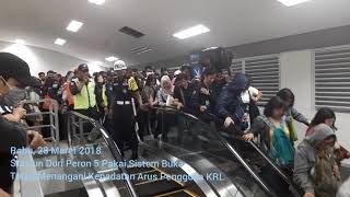 Penumpang Kereta Jurusan Tangerang di Stasiun Duri Membludak Petugas Terapkan Buka Tutup [upl. by Colombi479]