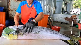 How to handle a dolphin fish in Taiwan fish market [upl. by Craner]