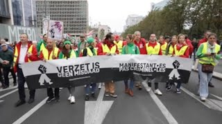 Miles de personas marchan en Bruselas para que no se prohíba el derecho a manifestarse [upl. by Leahciam]