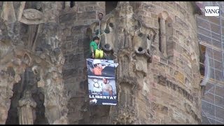 Acción de Greenpeace en la Sagrada Familia [upl. by Asillim174]