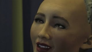 Sophie la robot umanoide sbatte gli occhi e esprime concetti [upl. by Ettevy]