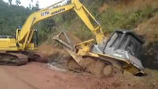 Komatsu PC200 pulling out Dozer stuck in the mud [upl. by Grishilde648]