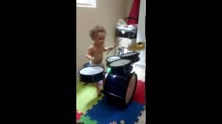 Criança tocando bateria com apenas 2 anos de idade [upl. by Robbert]