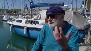 Un résident vit sur un bateau dans le port de La Rochelle depuis 30 ans [upl. by Boleslaw]