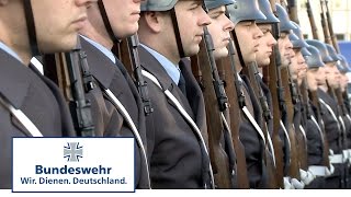 Großer Zapfenstreich – Einsatz für die Soldaten des Wachbataillons der Bundeswehr [upl. by Eetsud]