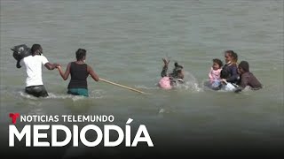 Migrantes cruzan el río Bravo a pesar del riesgo a morir  Noticias Telemundo [upl. by Tilagram381]