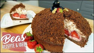 Maulwurfkuchen Rezept mit Erdbeeren  Schoko Krümeltorte backen mit sahniger Füllung [upl. by Iba]